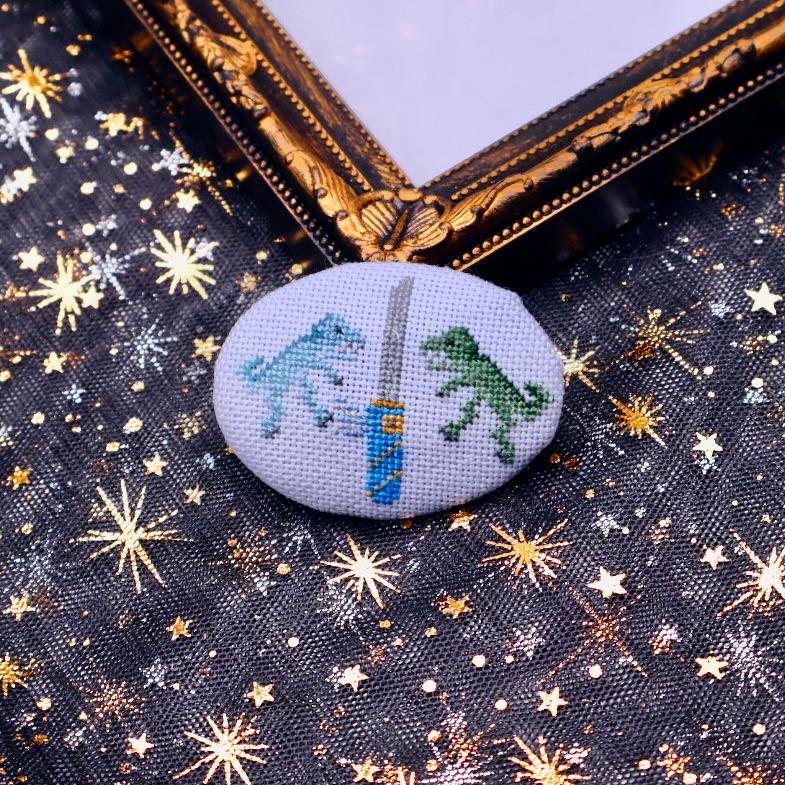 剣と恐竜　ブローチ　クロスステッチ刺繍